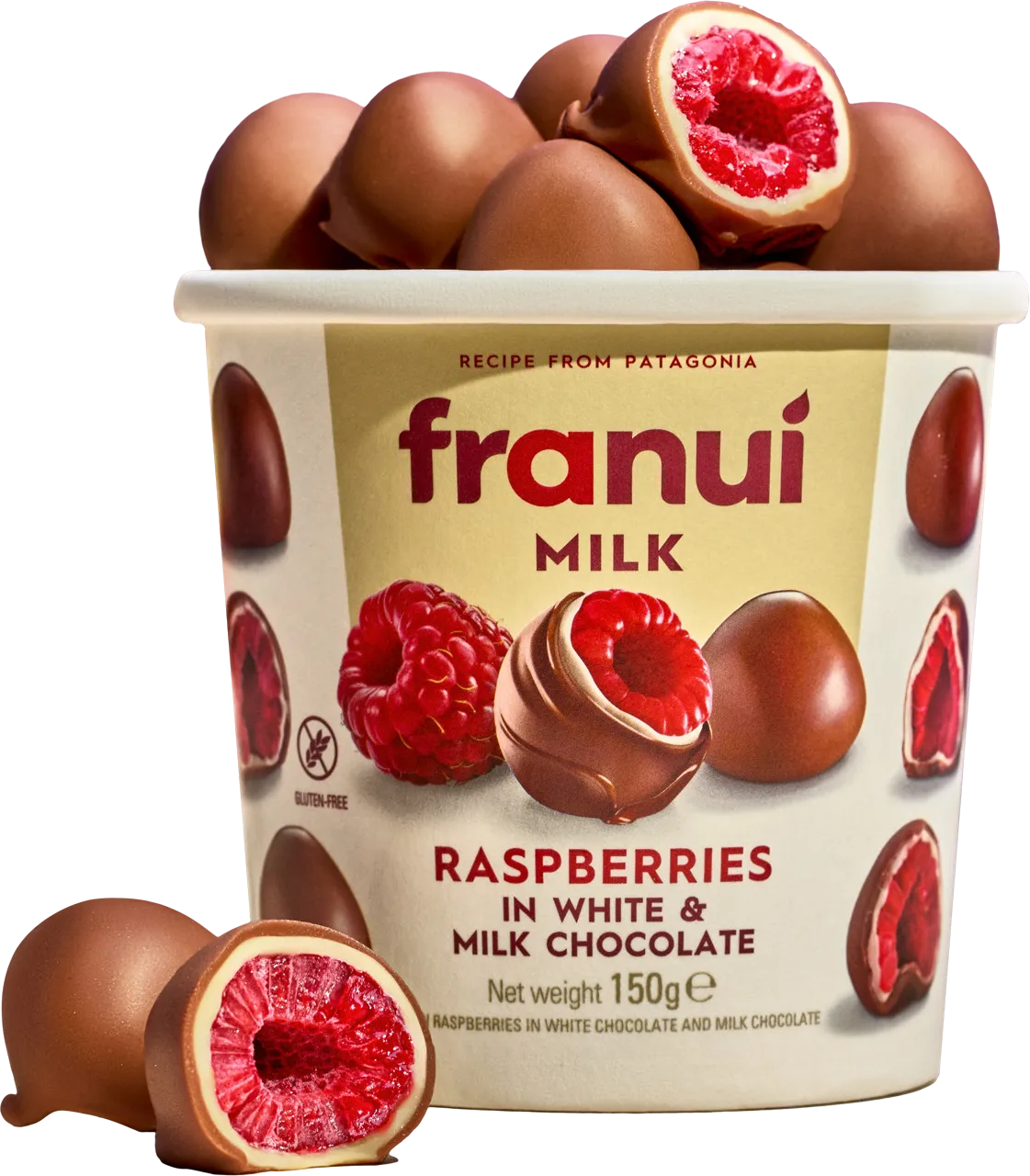 גביע Franuí Milk, ופטל בציפוי שוקולד נערם מעל שפתו ולצדו; אחד מהם חצוי, והפרי נראה בפנים