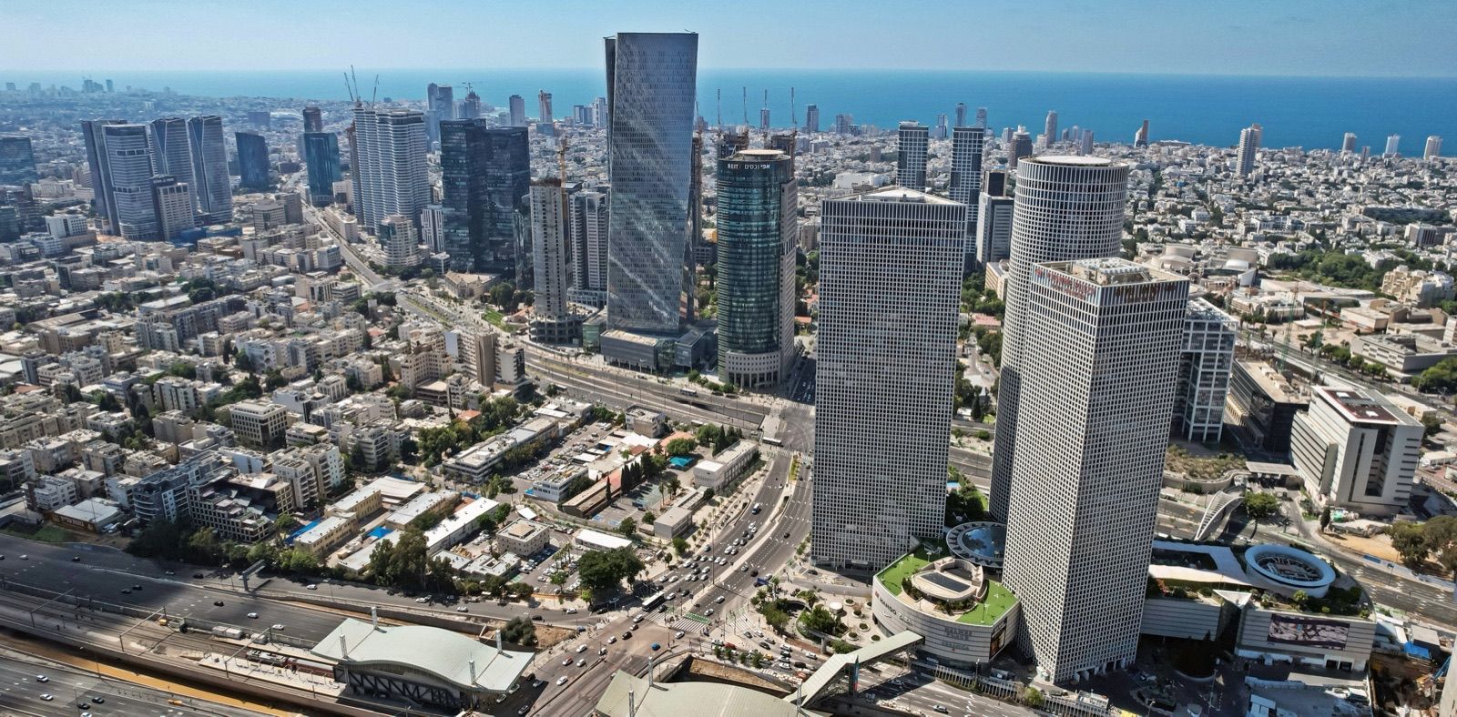 מבט אווירי על קו הרקיע של תל אביב, והים התיכון ברקע